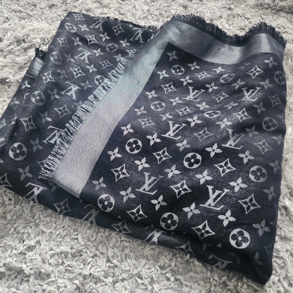Louis Vuitton Accessories - LOUIS VUITTON SHAWL